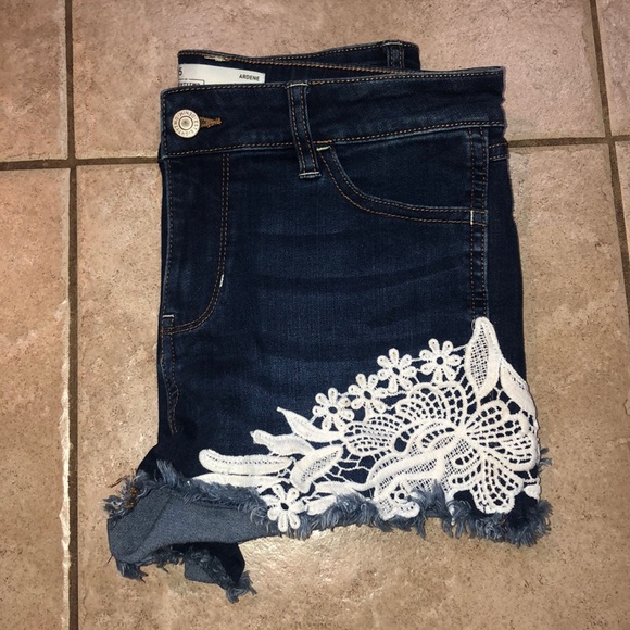 Ardene Jean lace shorts - Picture 3 of 3